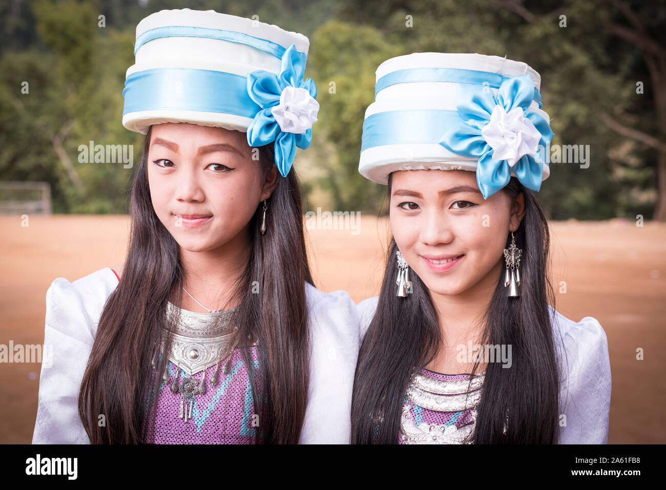 Le persone vestite con un vivace abbigliamento tradizionale celebrano la cultura hmong in un festival a Luang Namtha, Laos. Foto Stock