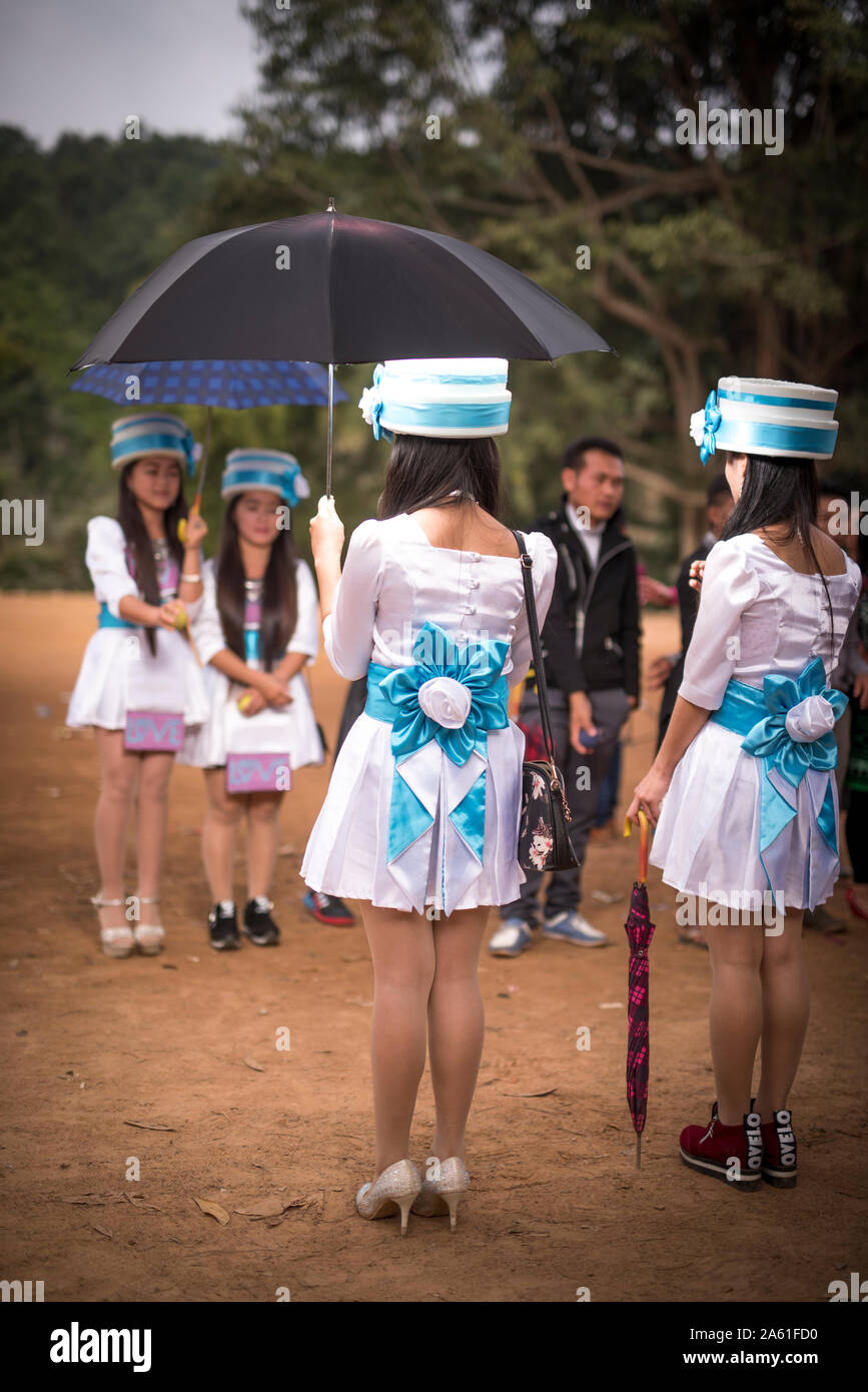 Le persone vestite con un vivace abbigliamento tradizionale celebrano la cultura hmong in un festival a Luang Namtha, Laos. Foto Stock