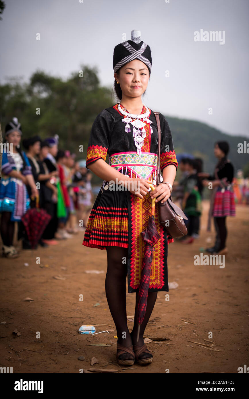 Le persone vestite con un vivace abbigliamento tradizionale celebrano la cultura hmong in un festival a Luang Namtha, Laos. Foto Stock