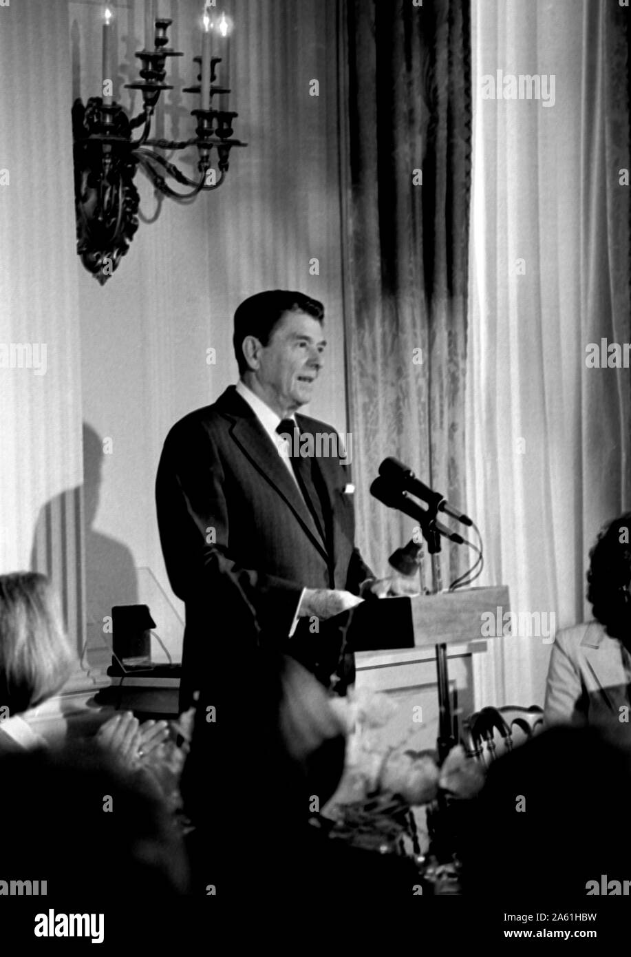 Washington DC, Stati Uniti d'America, 12 Marzo 1984 Presidente Ronald Reagan offre un commento ad una casa Bianca per pranzo eletto repubblicano funzionari donne che ha ospitato nello stato in sala da pranzo. Reagan è stato introdotto per gli ospiti da sua figlia Maureen, l'evento era parte di storia delle donne settimana Credito: Mark Reinstein/ MediaPunch Foto Stock