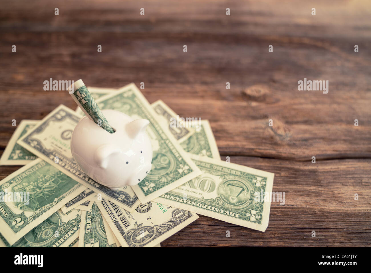 Risparmio di denaro in piggy-bank, un metophor di busness finanziari ed economia. Foto Stock
