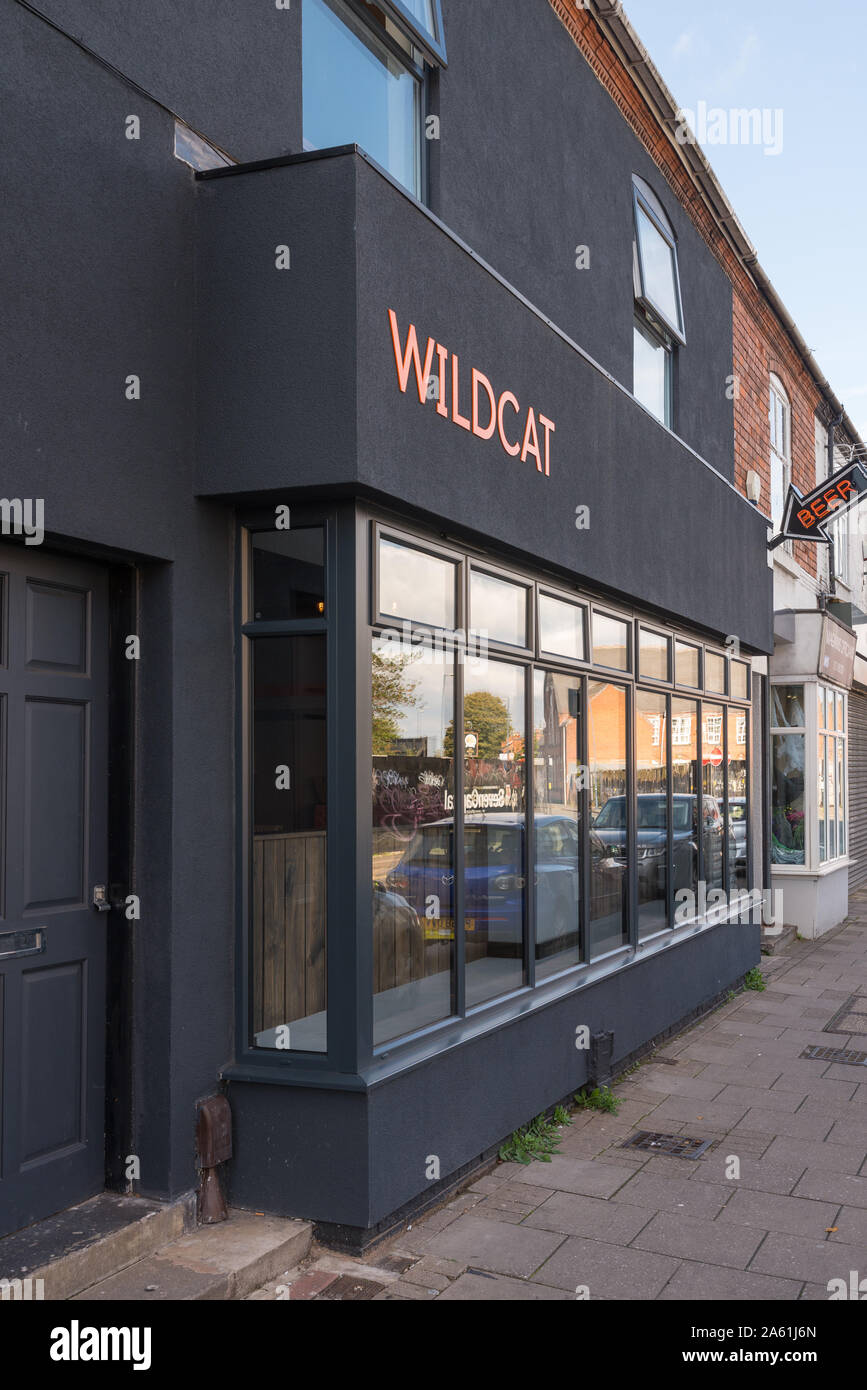 Il Wildcat tocca birre artigianali bar in strada, Stirchley, Birmingham, Regno Unito Foto Stock