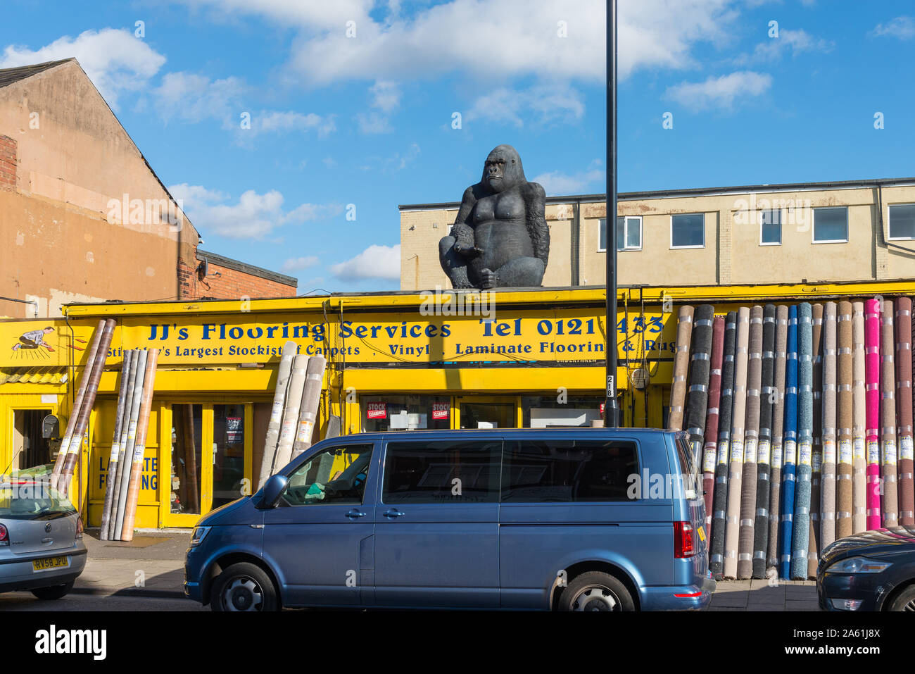 Indipendenti e piccoli negozio di tappeti con grande modello di King Kong sul tetto su Pershore Road, Stirchley, Birmingham, Regno Unito Foto Stock