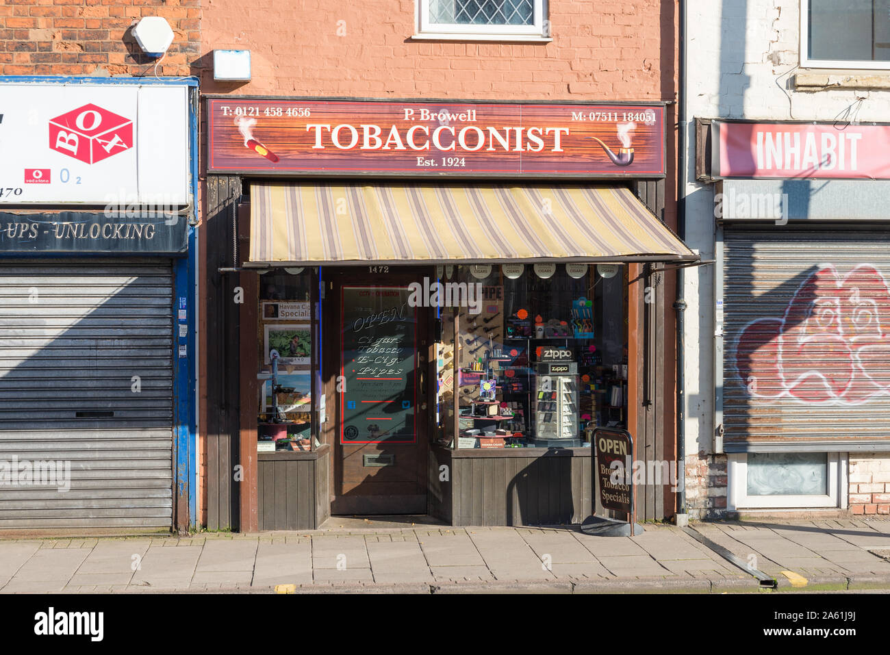 P Browell tradizionale negozio di tabacchi su Pershore Road, Stirchley, Birmingham, Regno Unito Foto Stock