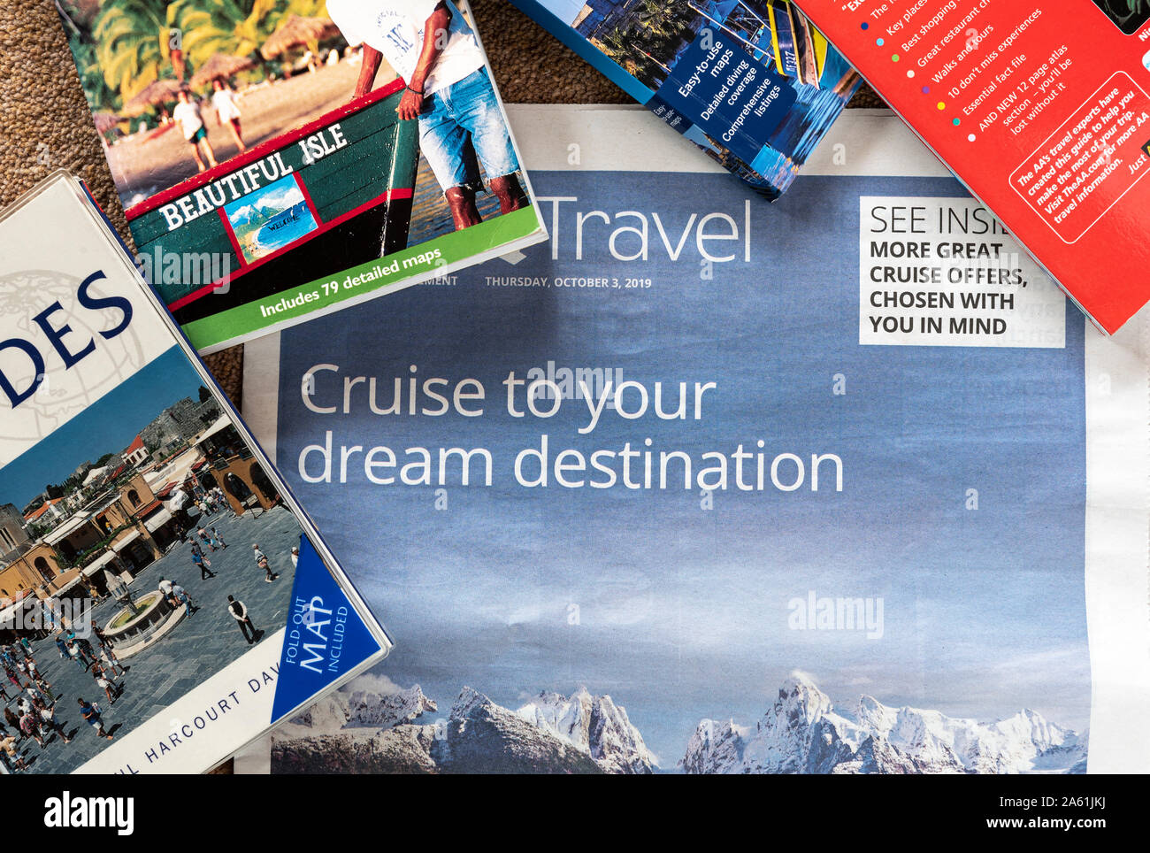 Sezione Viaggi nel quotidiano. Stampato vacanze, ferie pubblicità in carta da giornale. Foto Stock