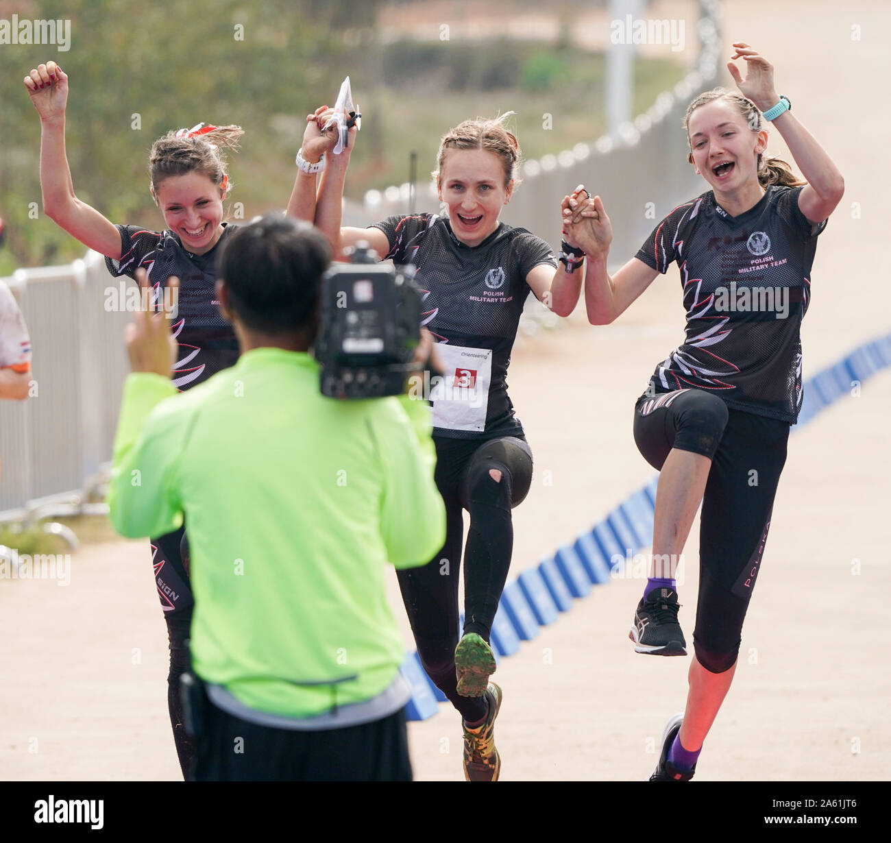 (191023) -- WUHAN, Ottobre 23, 2019 (Xinhua) -- Team Polonia reagisce durante le donne il relè finale di Orienteering al settimo CISM Giochi Mondiali Militari a Wuhan, capitale della Cina centrale della provincia di Hubei, Ottobre 23, 2019. (Xinhua/Chen Yehua) Foto Stock