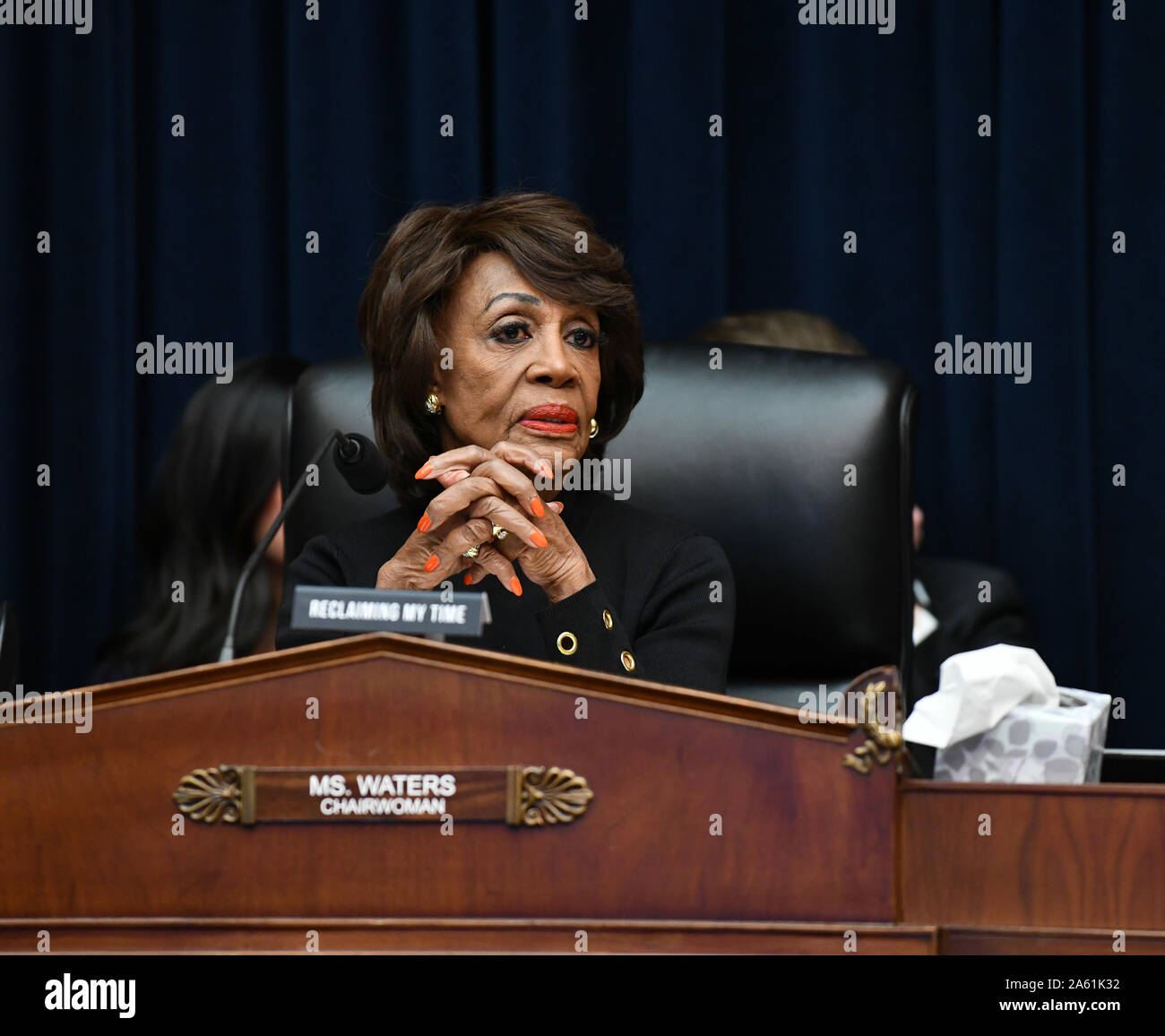 Washington, Stati Uniti. 23 Ott, 2019. Sost. Maxine Waters (D-CA) Presidente della Casa Comitato per i servizi finanziari, attende la testimonianza da Facebook di Mark Zuckerberg circa la società del previsto cryptocurrency, bilancia, e preoccupazioni che potrebbero eludere regolatori sulla collina del Campidoglio di Washington il mercoledì 23 ottobre, 2019. L'audizione è denominato " un esame di Facebook e il suo impatto sui servizi finanziari e settori di alloggiamento". Foto di Pat Benic/UPI Credito: UPI/Alamy Live News Foto Stock