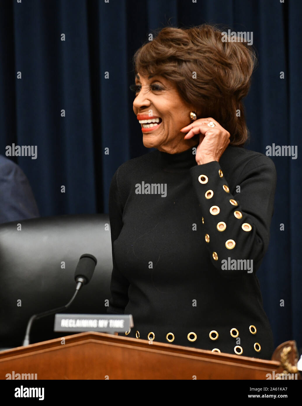 Washington, Stati Uniti. 23 Ott, 2019. Sost. Maxine Waters (D-CA) Presidente della Casa Comitato per i servizi finanziari, arriva per una testimonianza da Facebook di Mark Zuckerberg circa la società del previsto cryptocurrency, bilancia, e preoccupazioni che potrebbero eludere regolatori sulla collina del Campidoglio di Washington il mercoledì 23 ottobre, 2019. L'audizione è denominato " un esame di Facebook e il suo impatto sui servizi finanziari e settori di alloggiamento". Foto di Pat Benic/UPI Credito: UPI/Alamy Live News Foto Stock