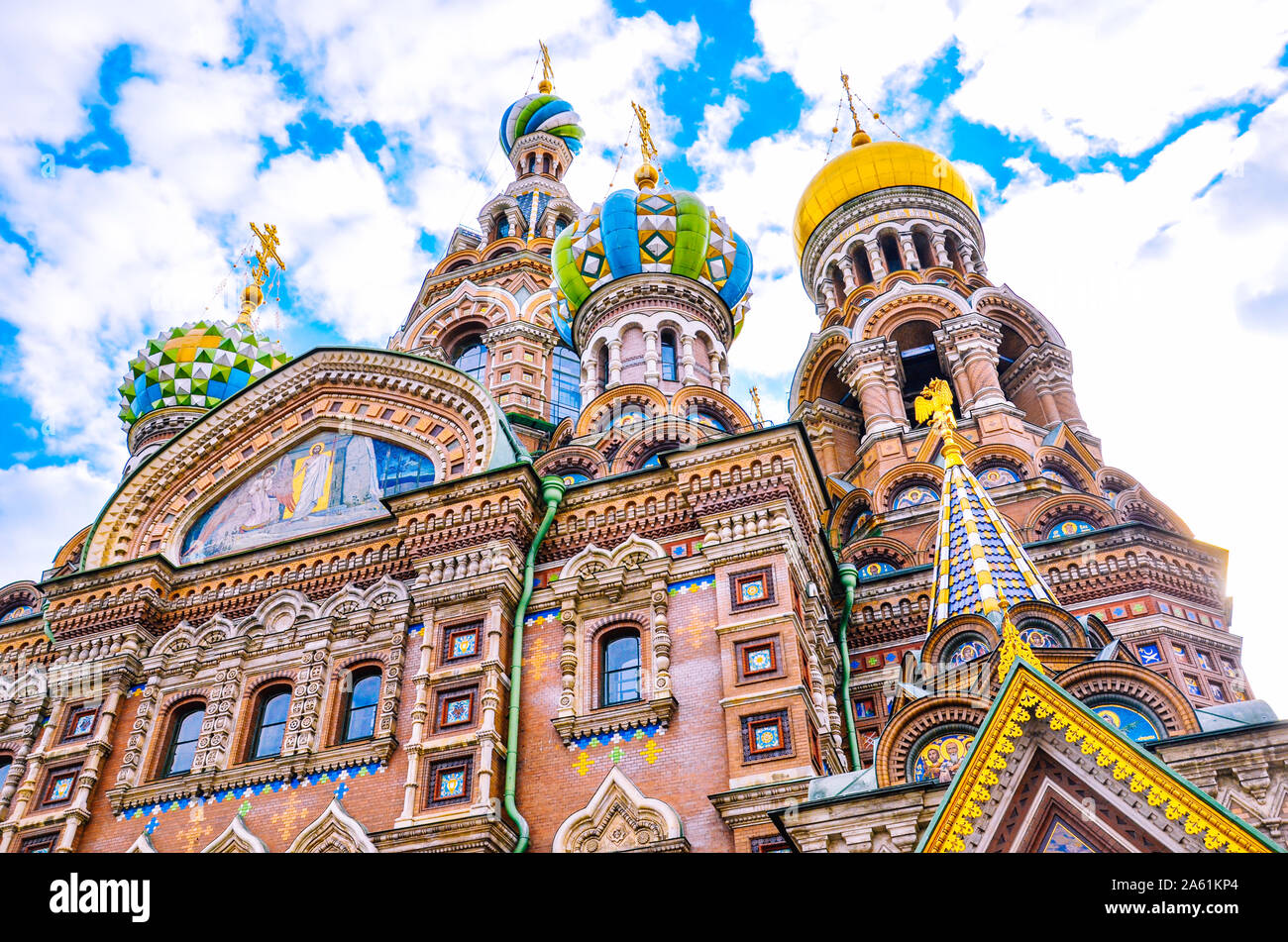 Particolare della facciata della bella chiesa del Salvatore sul sangue, San Pietroburgo, Russia. Riccamente colorata facciata decorata e cupole a cipolla. Uno dei principali russo attrazioni turistiche. Chiesa ortodossa. Foto Stock