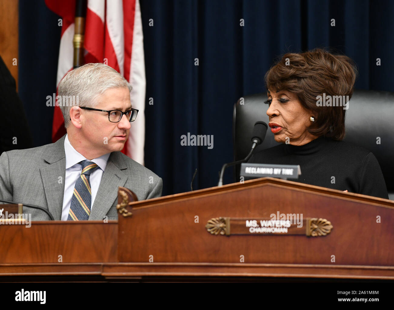 Washington, Stati Uniti. 23 Ott, 2019. Sost. Patrick McHenry (R-NC) a sinistra, ascolta sost. Maxine Waters (D-CA) Presidentessa della casa Comitato per i servizi finanziari, in attesa che la testimonianza di Facebook di Mark Zuckerberg circa la società del previsto cryptocurrency, bilancia, e preoccupazioni che potrebbero eludere regolatori sulla collina del Campidoglio di Washington il mercoledì 23 ottobre, 2019. L'audizione è denominato " un esame di Facebook e il suo impatto sui servizi finanziari e settori di alloggiamento". Foto di Pat Benic/UPI Credito: UPI/Alamy Live News Foto Stock