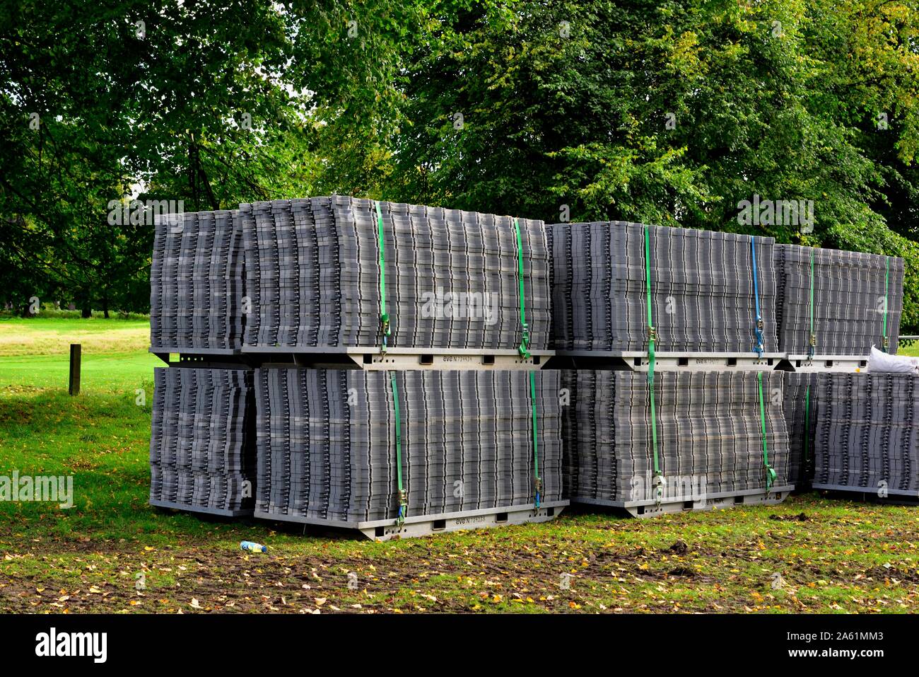 La pavimentazione di evento,impilate su pallet,Wollaton Park,Nottingham, Inghilterra, Regno Unito Foto Stock