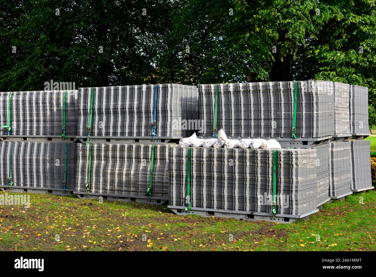 La pavimentazione di evento,impilate su pallet,Wollaton Park,Nottingham, Inghilterra, Regno Unito Foto Stock