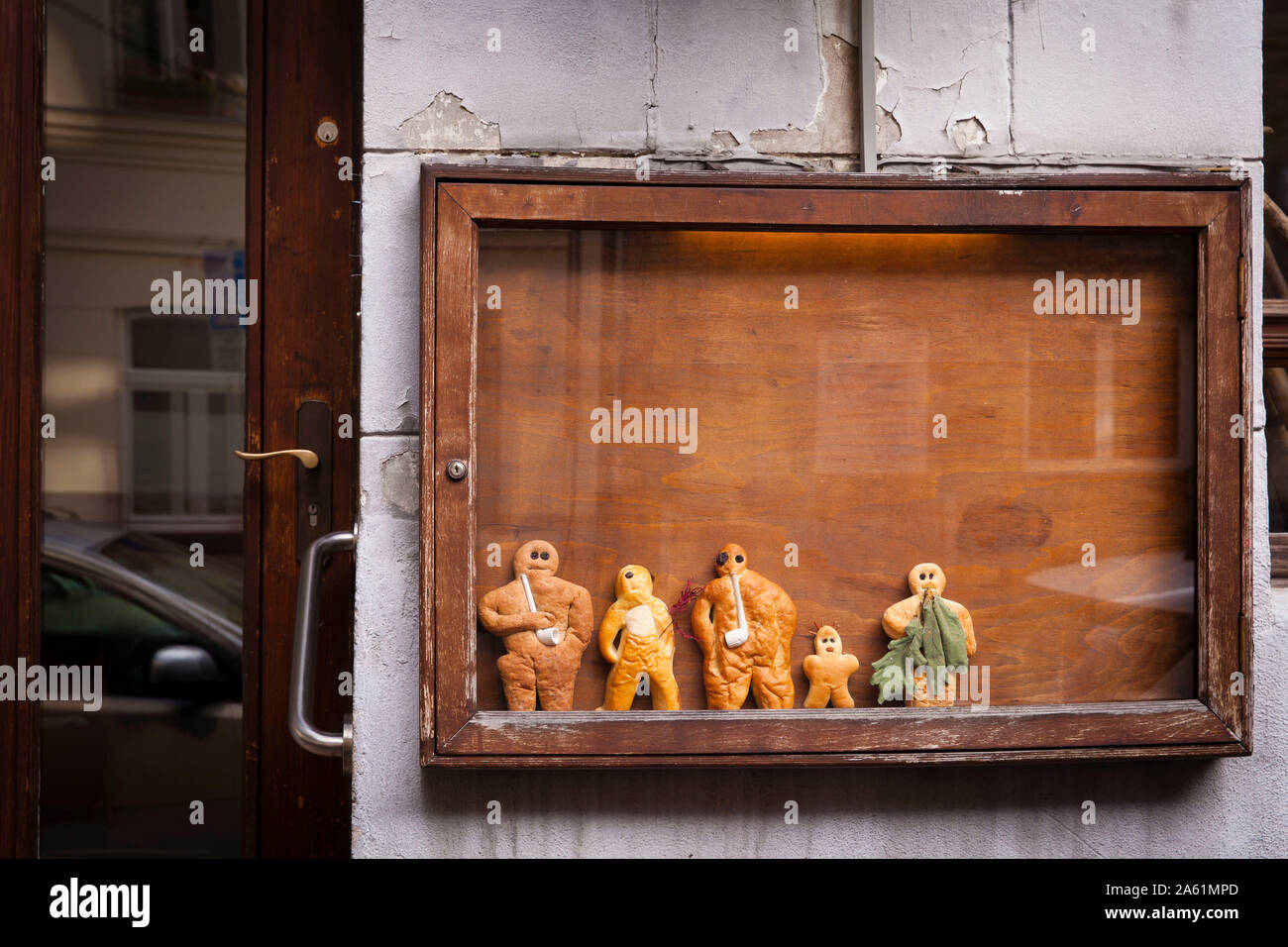 Stutenkerle (pasticceria fatta dolci di pasta lievitata, in forma di uomini) in un caso di visualizzazione nel quartiere Nippes a Colonia, Germania. In Stutenkerle eine Foto Stock