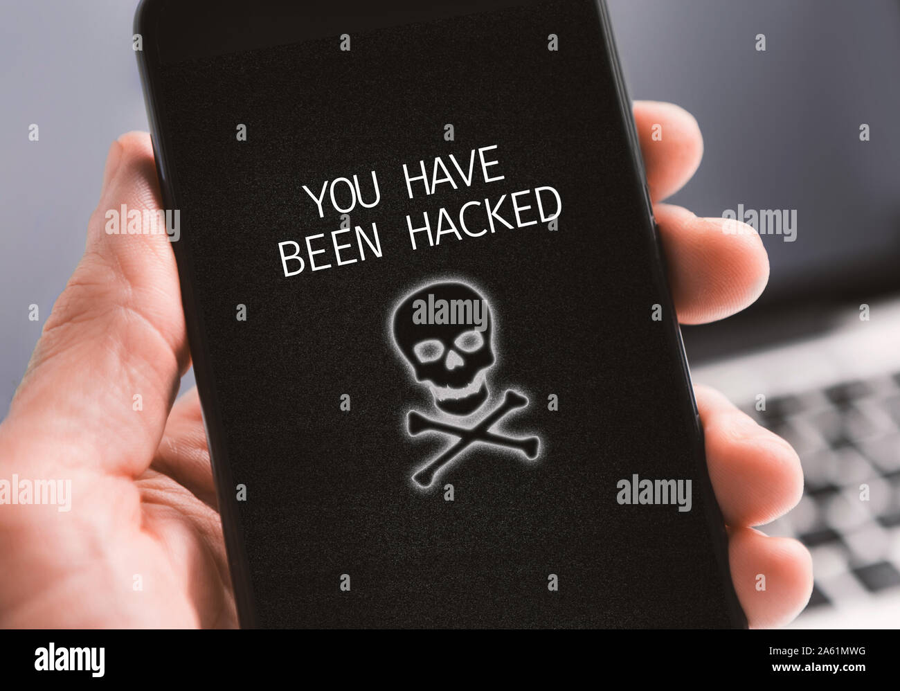 Smartphone moderno con lei è stato violato la notifica sullo schermo Foto Stock