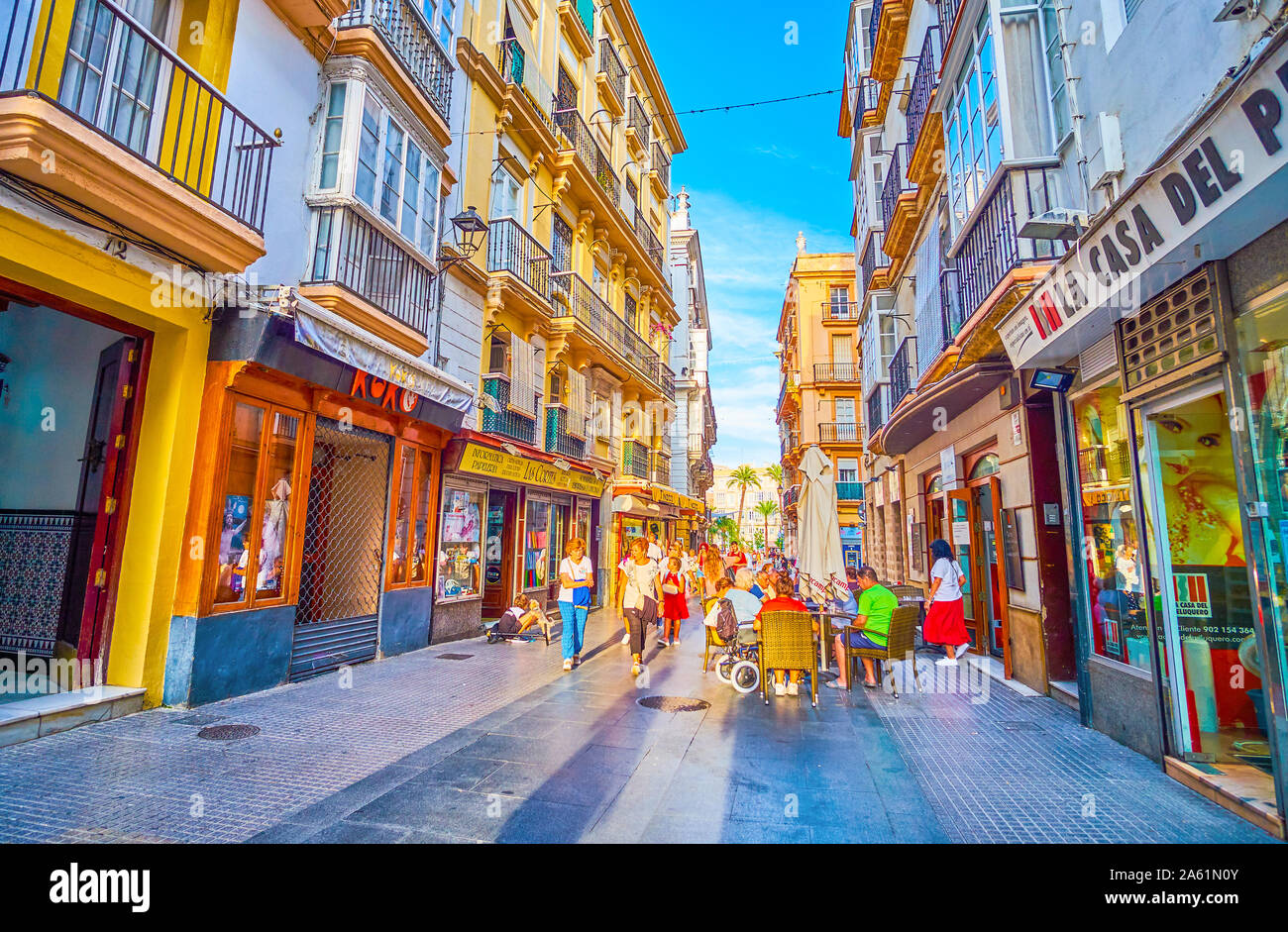 CADIZ, Spagna - 19 settembre 2019: La terrazza esterna del ristorante è riparata in stretta Paloma shopping street, il 19 settembre a Cadiz Foto Stock