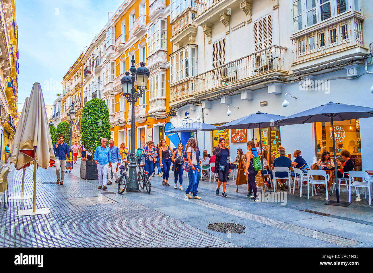 CADIZ, Spagna - 19 settembre 2019: l'ombra stretta calle Nueva (New Street) è uno dei luoghi più popolari in città vecchia per il resto nella terrazza esterna Foto Stock