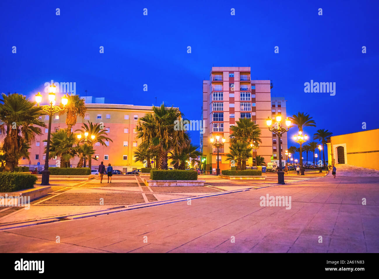 La splendida e grande piazza pedonale è un ottimo luogo per il tempo libero passeggiate serali locatred sul Bastione dei martiri in corrispondenza del bordo di Cadice città vecchia, Foto Stock