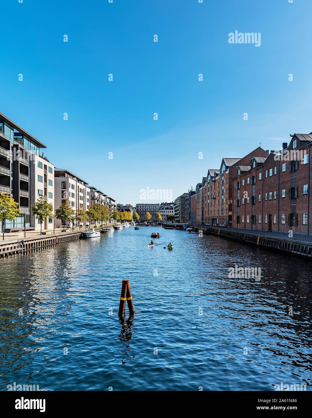 COPENHAGEN, Danimarca - 21 settembre 2019: di una tipica scena da uno dei canali della città. Foto Stock