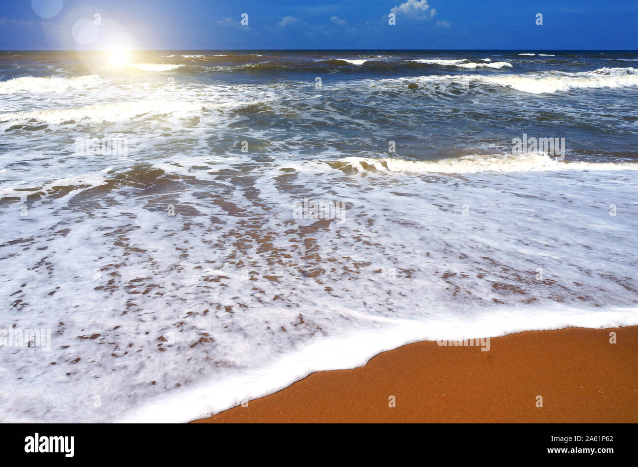 Sole brillante sul mare in estate Foto Stock