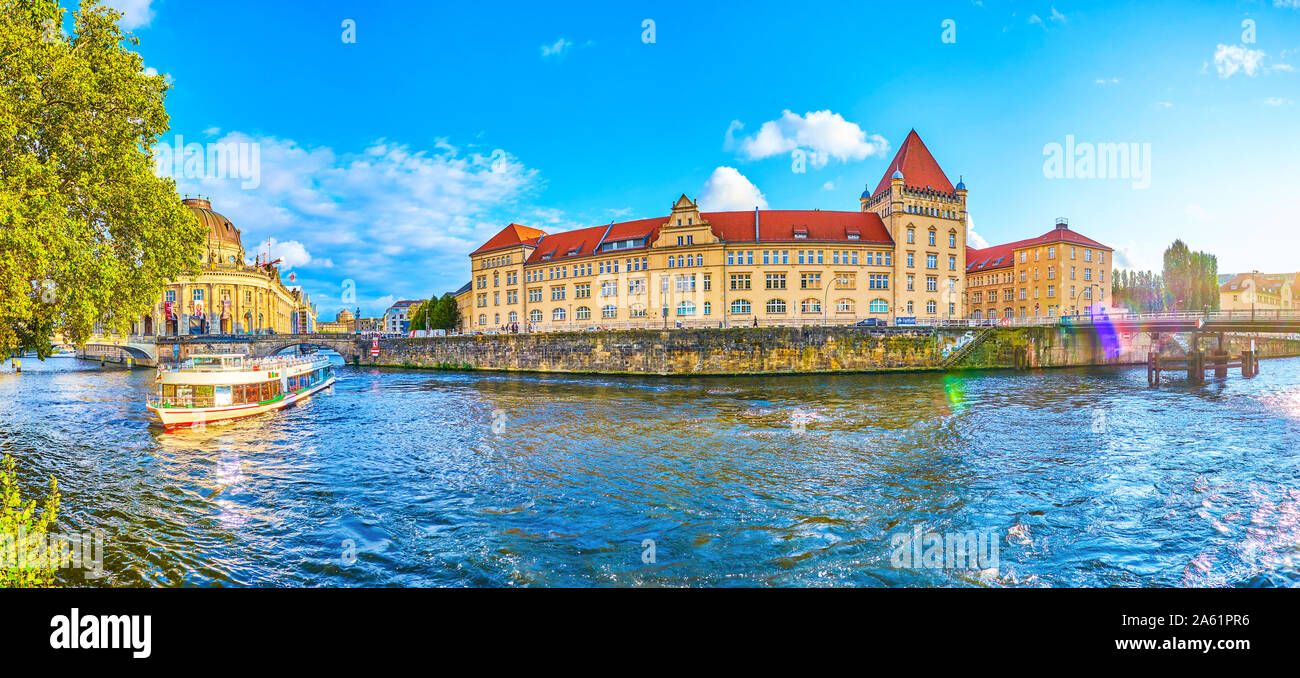 Berlino, Germania - 3 ottobre 2019: vista panoramica sull argine del fiume Spree con edifici storici e di Bode Museum, il 3 ottobre a Berlino Foto Stock