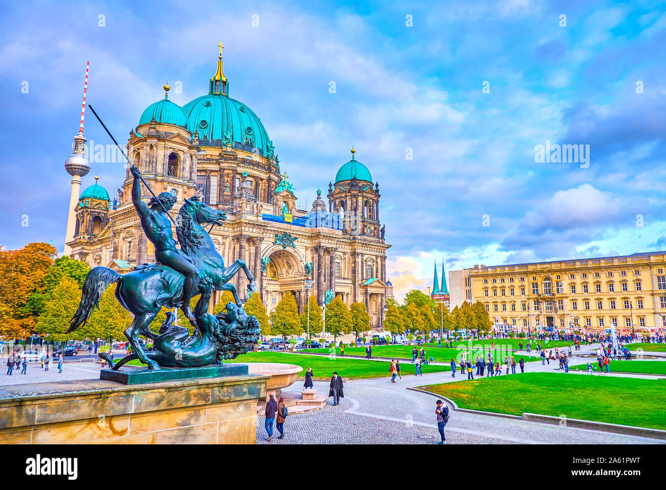 Berlino, Germania - 3 ottobre 2019: La vista dalla balaustra del vecchio museo con la scultura in bronzo del Leone Fighter a poca gente in Lustgarte Foto Stock