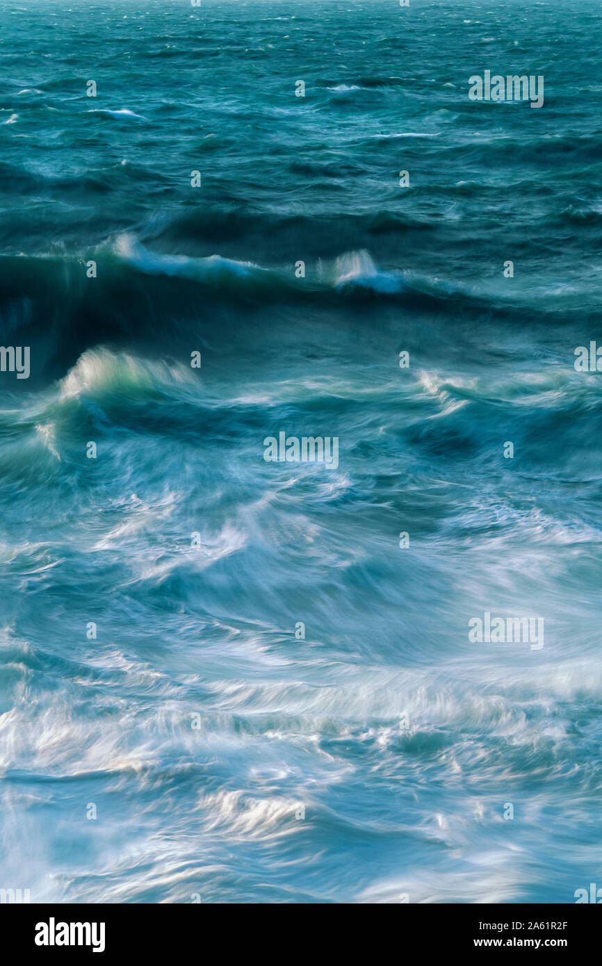 Una lunga esposizione delle onde e la marea Foto Stock