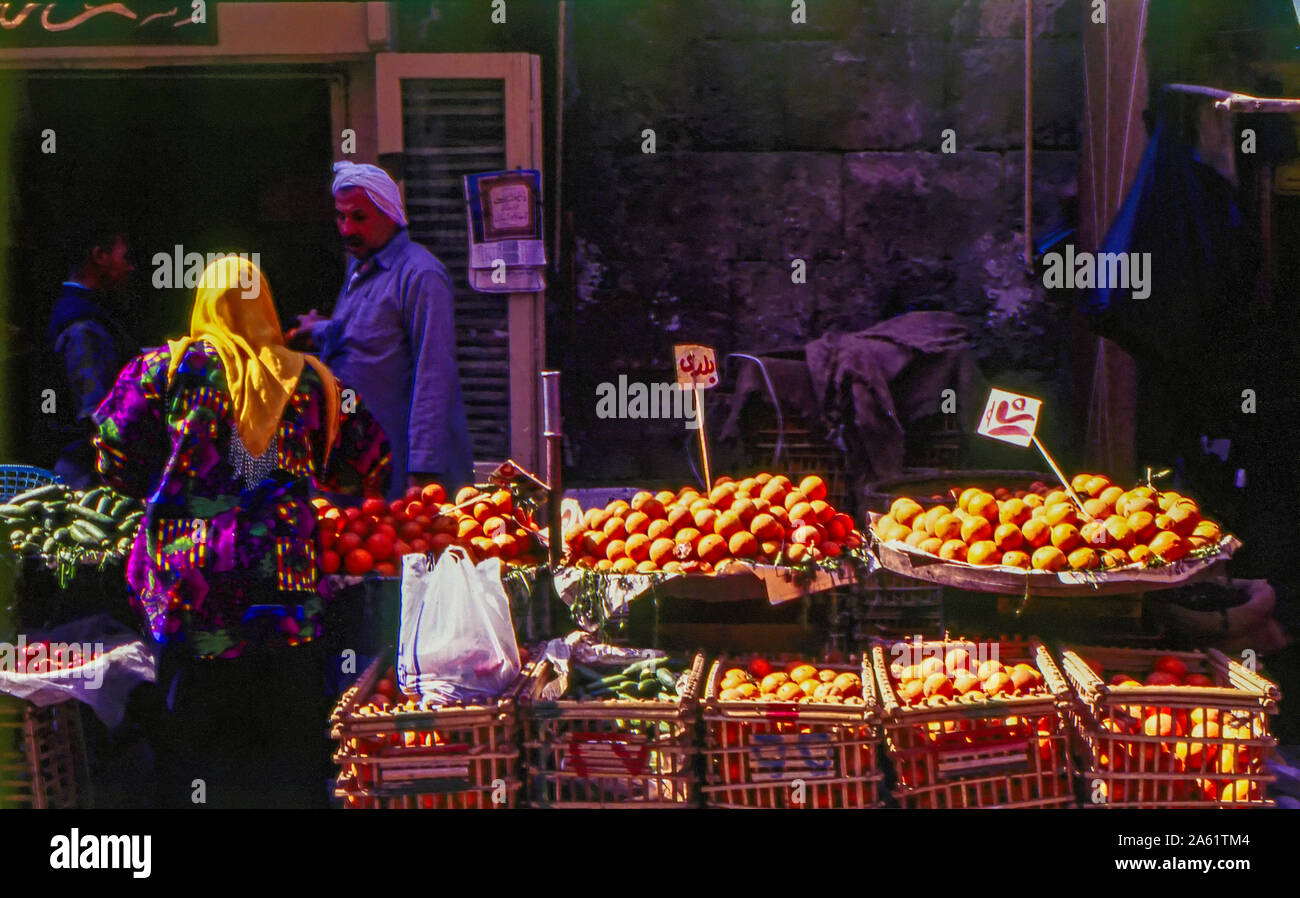 La gente del posto lo shopping, Khan El Khalili Souk, Il Cairo, Egitto Foto Stock