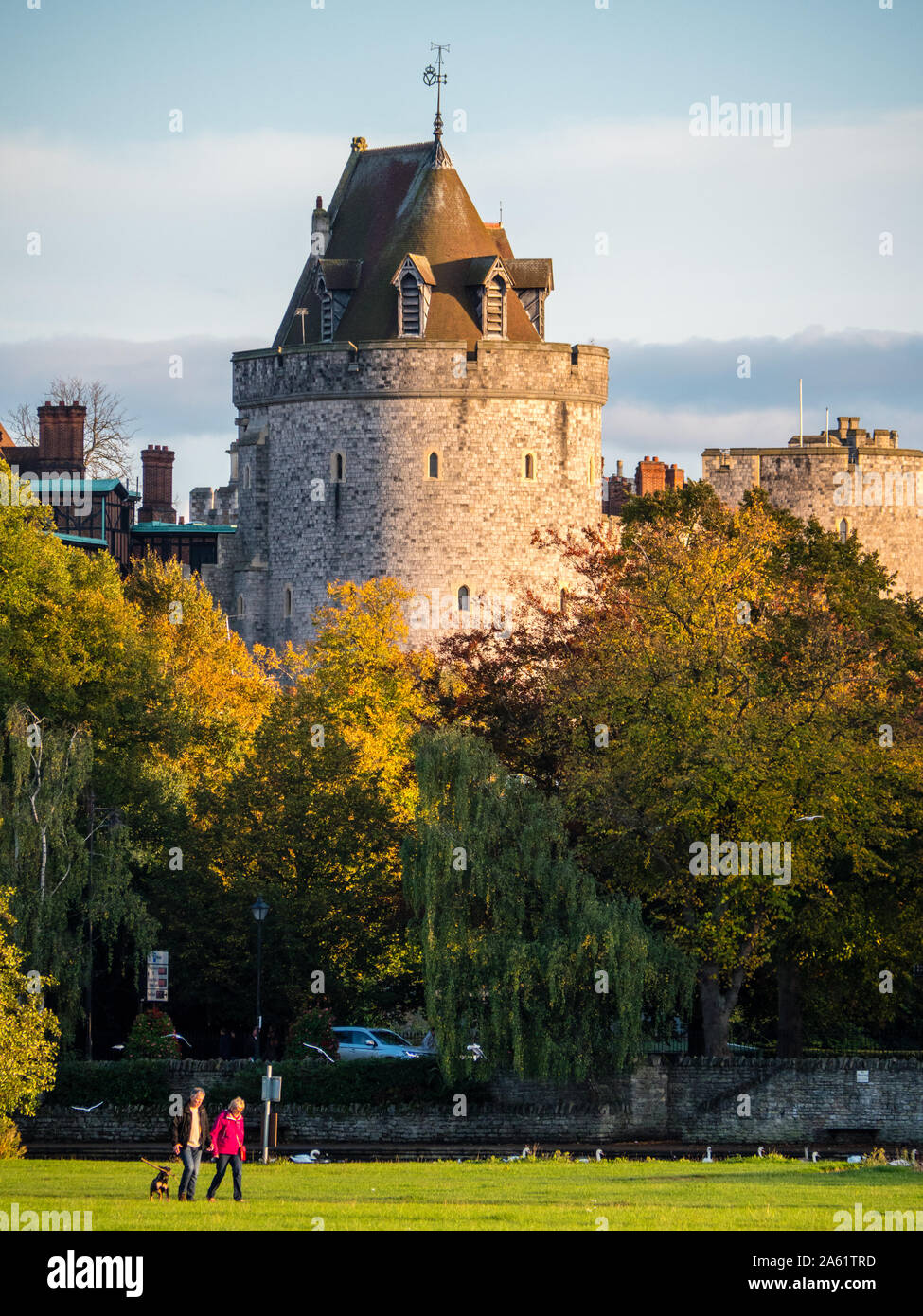 La gente che camminava sul Bocas, sotto il coprifuoco torre, il Castello di Windsor, Windsor, Berkshire, Inghilterra, Regno Unito, GB. Foto Stock