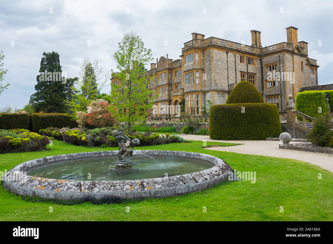 Maggio 2019. Eynsham Hall è un Il Grade ii Listed mansion vicino a North Leigh in Oxfordshire, Inghilterra, Regno Unito. Splendido ampio angolo di inquadratura della sede, Foto Stock