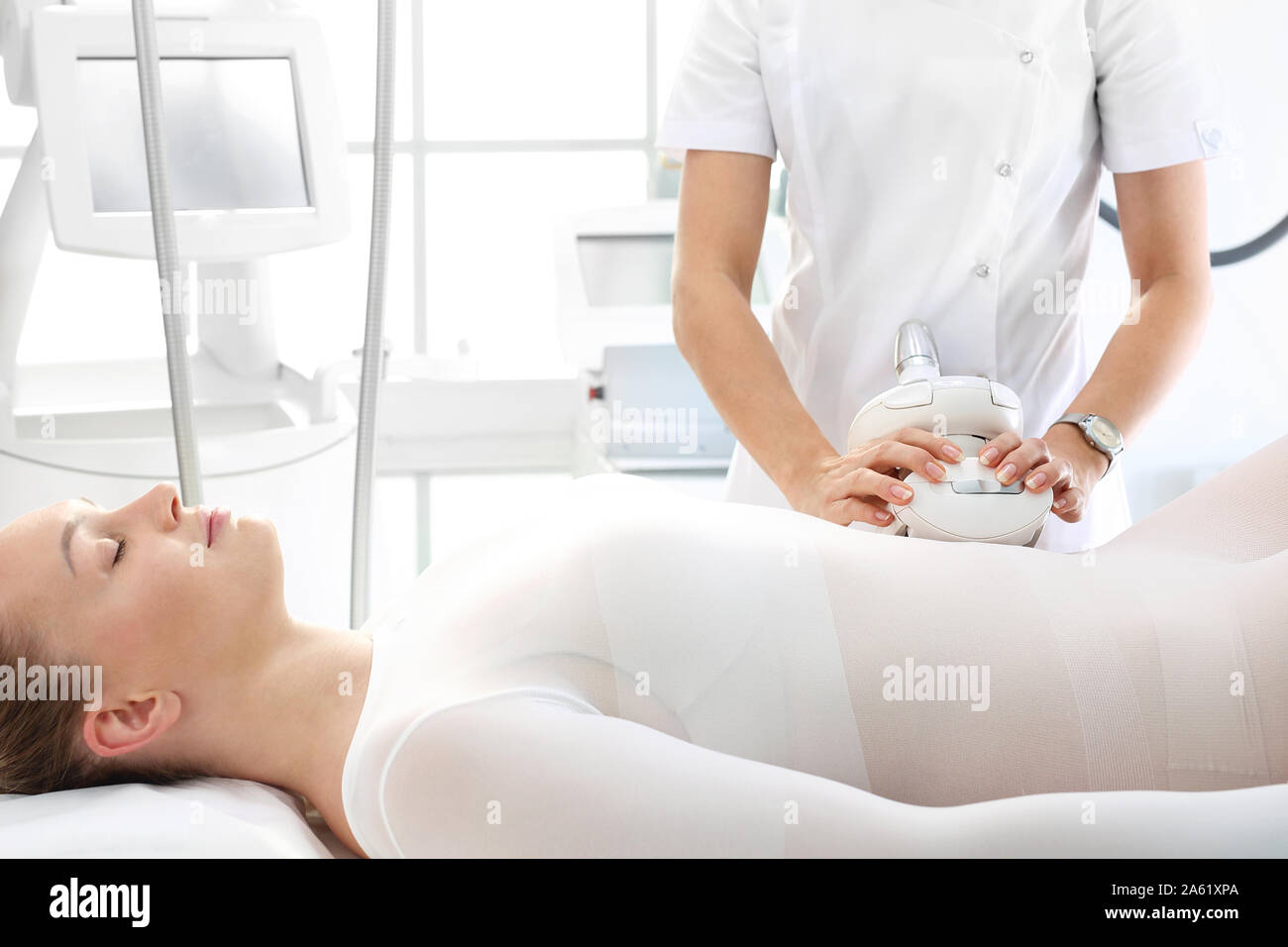 Pancia piatta, una donna durante un massaggio a vuoto il trattamento  utilizzando un dispositivo professionale. Endermologie Foto stock - Alamy