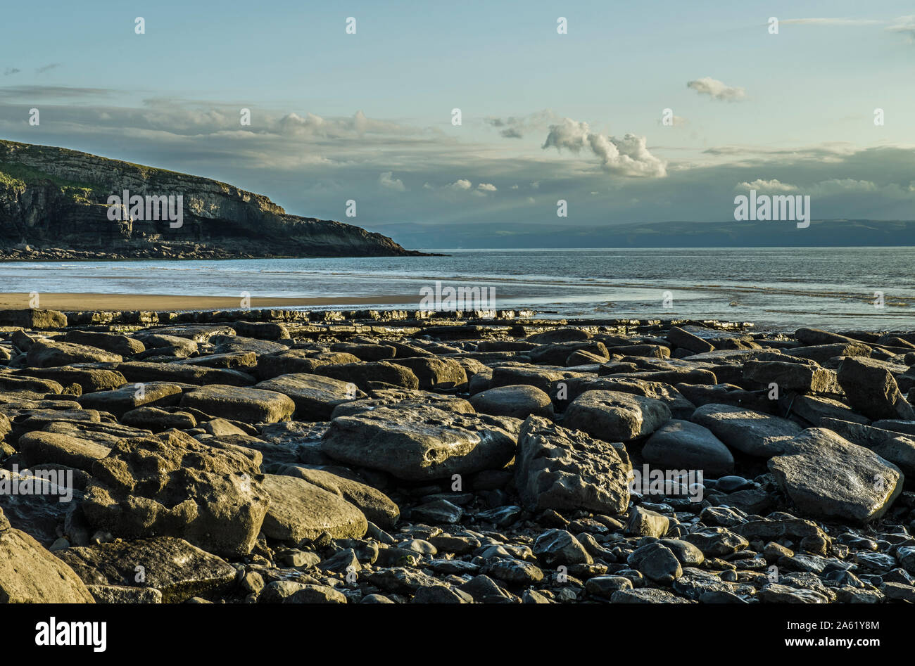 Dunraven Bay, conosciuta anche come la spiaggia di Southerndown sulla Glamorgan Heritage Coast, in una serata di ottobre nel Galles del Sud. Questo è prendere il sole della sera. Foto Stock
