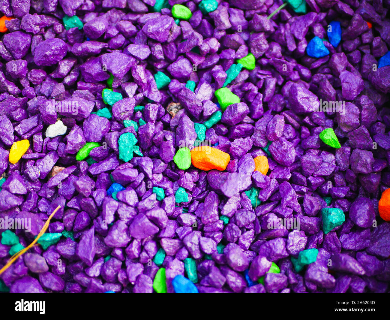 Viola piccoli ciottoli. Lo sfondo è costituito da piccoli ciottoli di viola. Con molti usi possibili. La trama è costituita da piccoli ciottoli di viola. Foto Stock