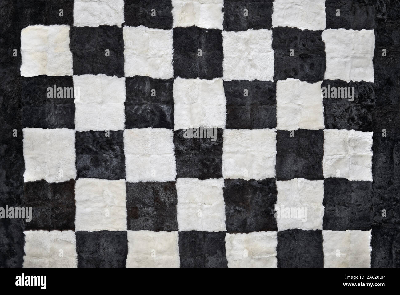 Close up di bello stile a scacchiera rug, pelliccia, texture di sfondo a scacchi Foto Stock