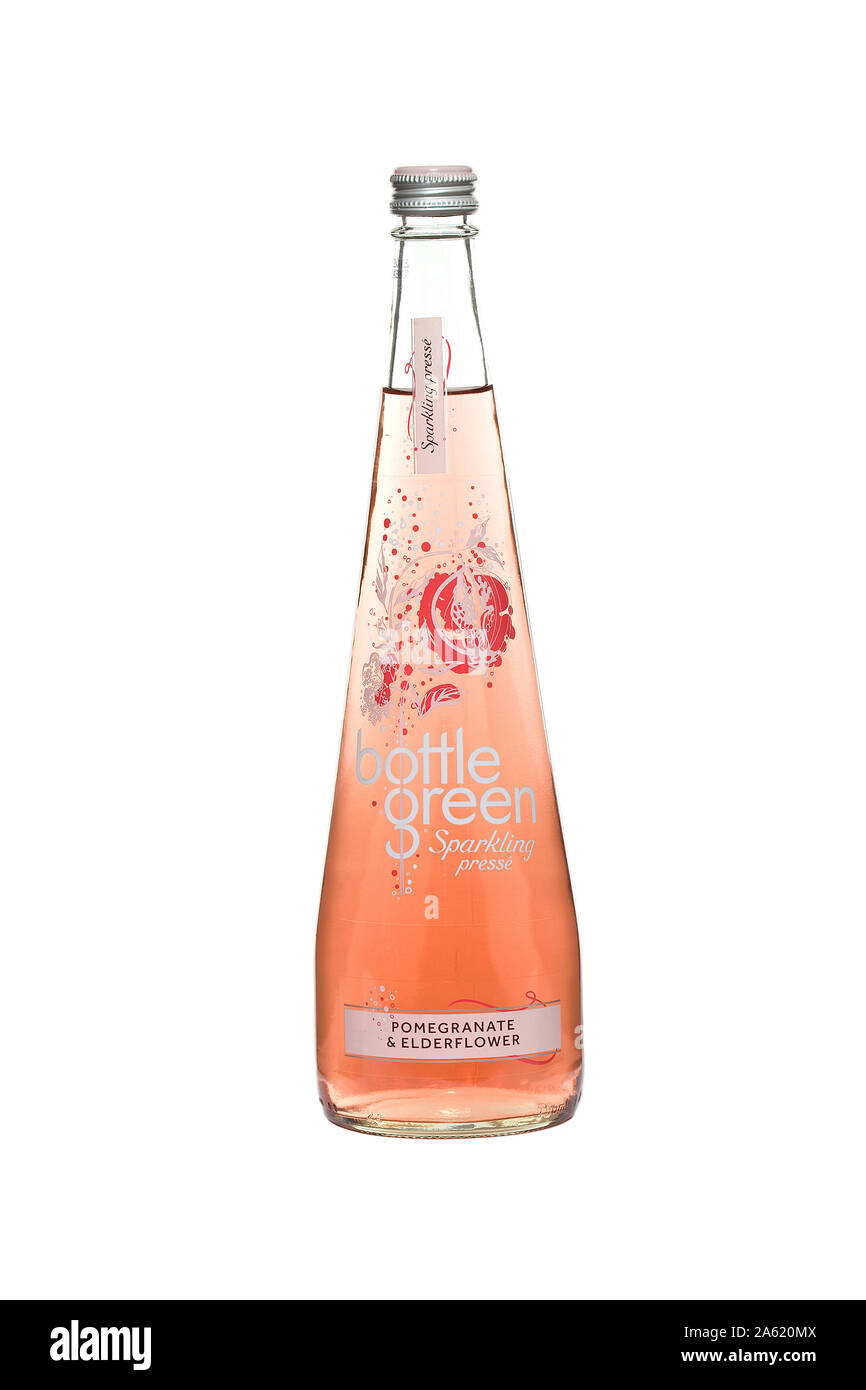 Verde bottiglia Melograno lâ ElderFlower scintillante Presse isolato su sfondo bianco Foto Stock