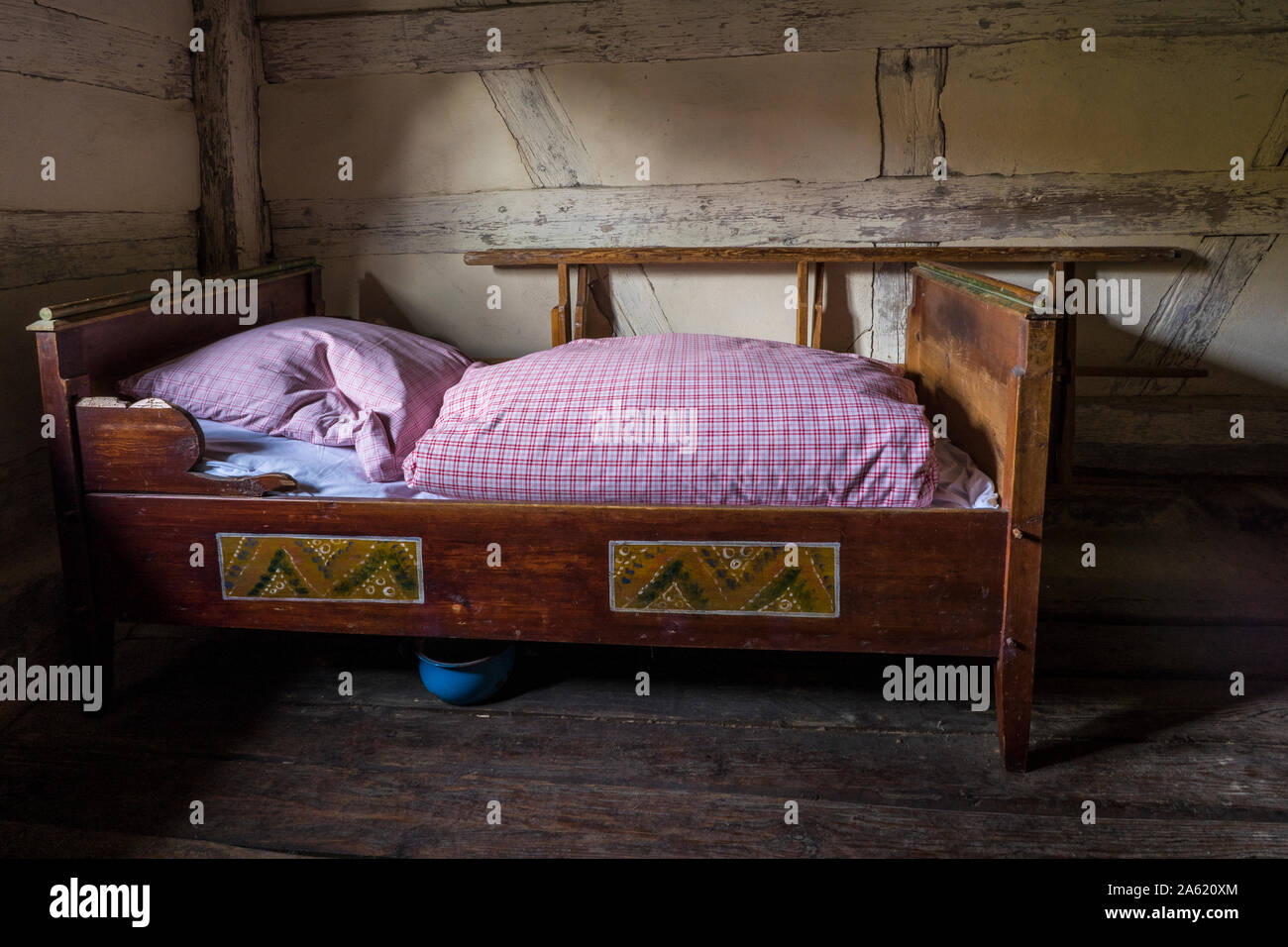 Bad Windsheim, Germania - 16 Ottobre 2019: vedute interne di un villaggio tedesco house. Visualizzare nel rurale camera da letto con letto antico, vaso Foto Stock