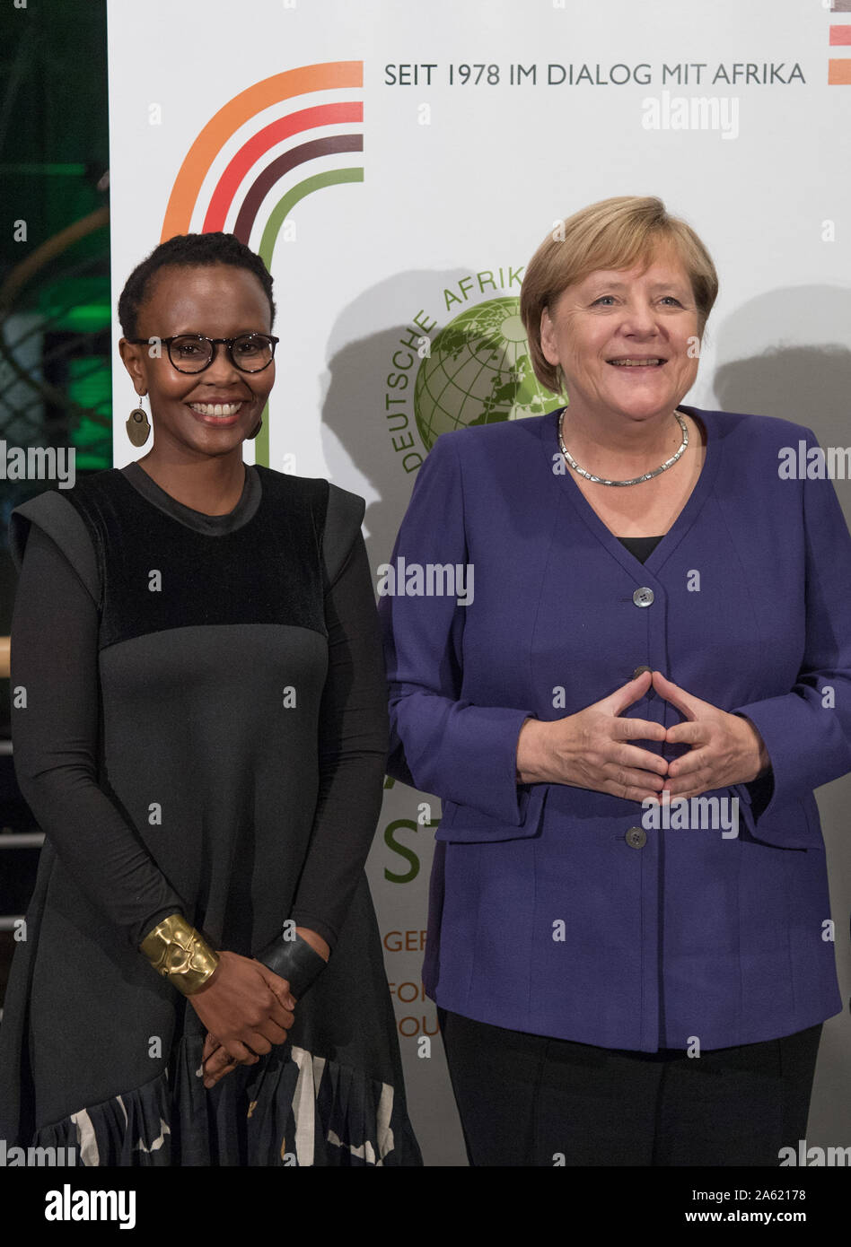 Berlino, Germania. 23 Ott, 2019. Il cancelliere tedesco Angela Merkel (l, CDU) sorge a fianco keniano Rotich Juliana dopo il tedesco Premio Africa 2019 è stato premiato per il 42-anno-vecchio pioniere della rivoluzione digitale in Africa per la sua eccellente sociale impegno imprenditoriale. Credito: Jörg Carstensen/dpa/Alamy Live News Foto Stock