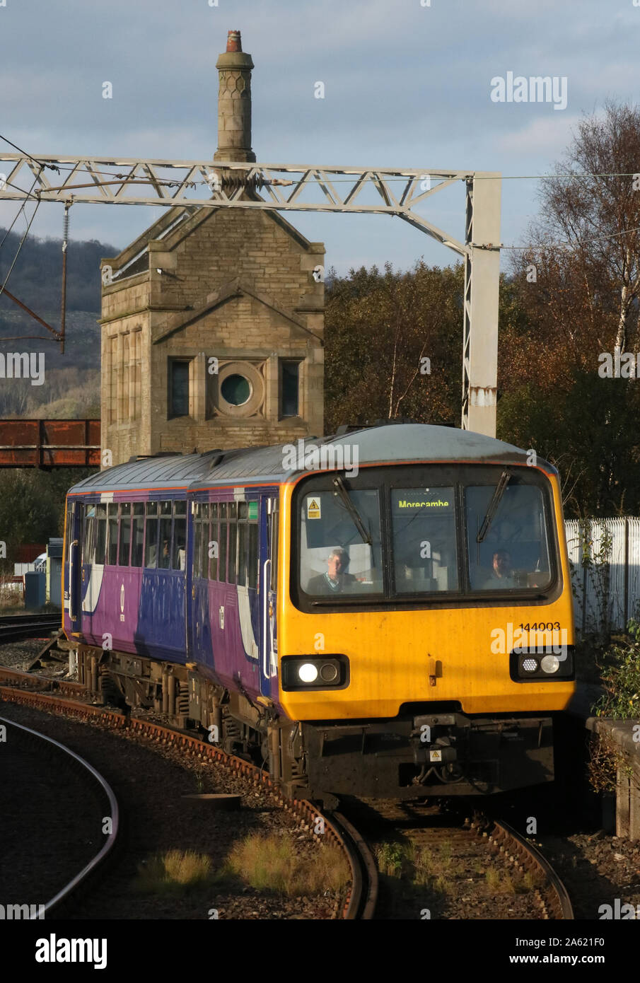 Classe 144 Pacer diesel multiple unit treno azionato da nord arrivando a Carnforth stazione ferroviaria il 23 ottobre 2019. Foto Stock