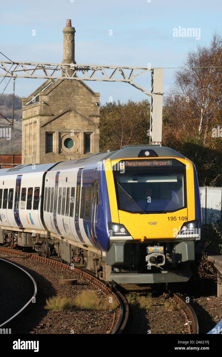 Nuova classe Civity 195 diesel multiple unit in livrea nord arrivando a Carnforth stazione con il treno per l'aeroporto di Manchester il 23 ottobre 2019. Foto Stock