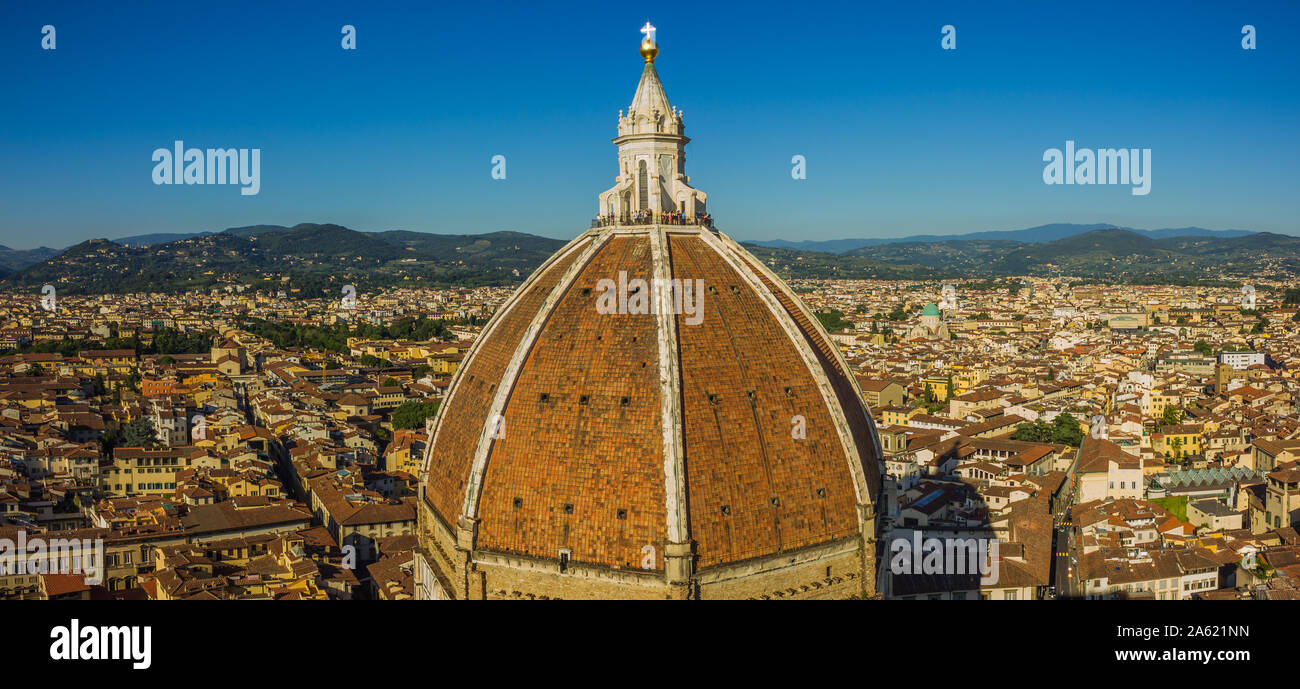 Una foto panoramica della Cattedrale di Santa Maria del Fiore cupola del visto dal campanile di Giotto. Foto Stock