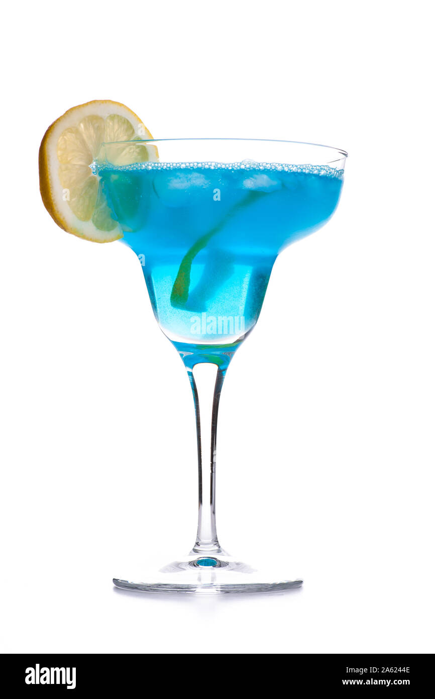 Blue Lagoon cocktail isolati su sfondo bianco Foto Stock