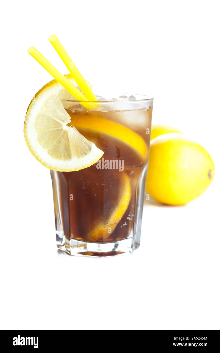 Cuba Libre di fronte due limoni isolati su sfondo bianco Foto Stock