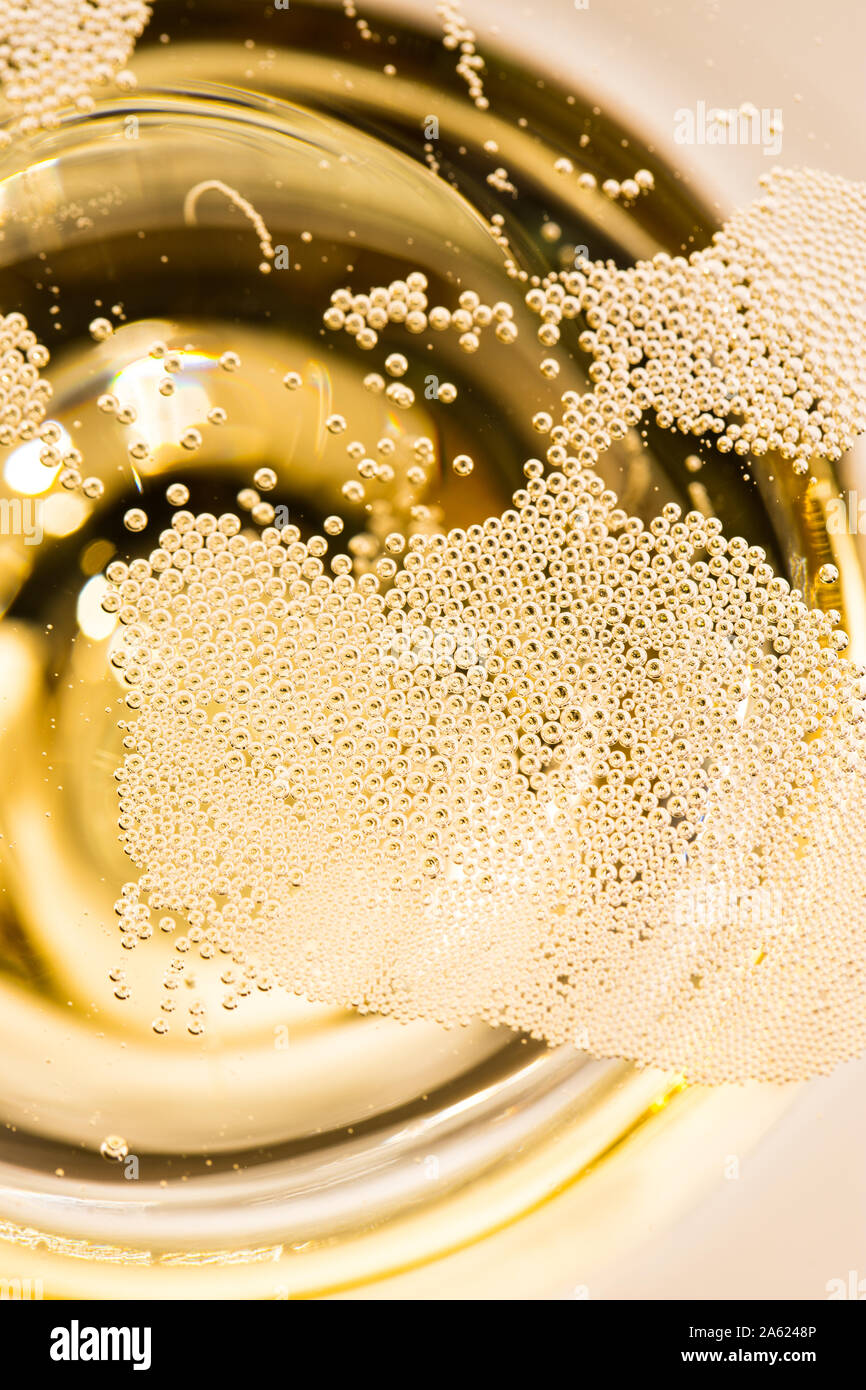 Molte piccole bolle in un vetro di champagne Foto Stock