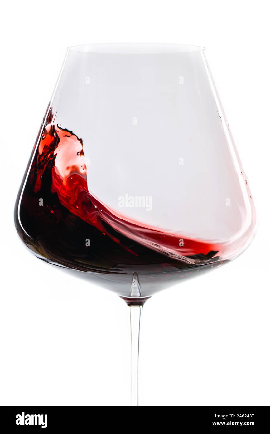 Il panning vino rosso davanti a uno sfondo bianco Foto Stock