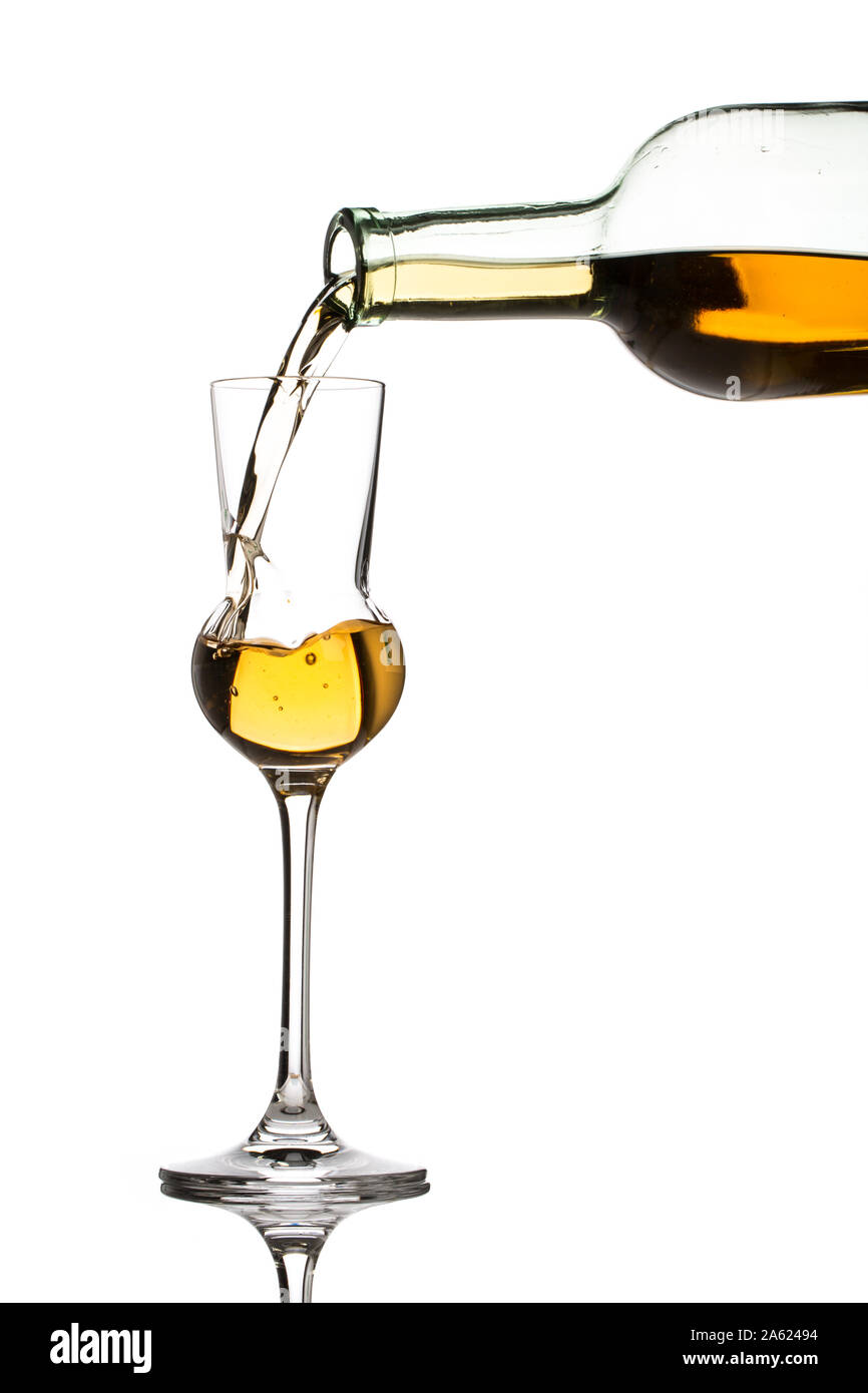 Versando il whisky - Vetro e bottiglia isolato su sfondo bianco Foto Stock