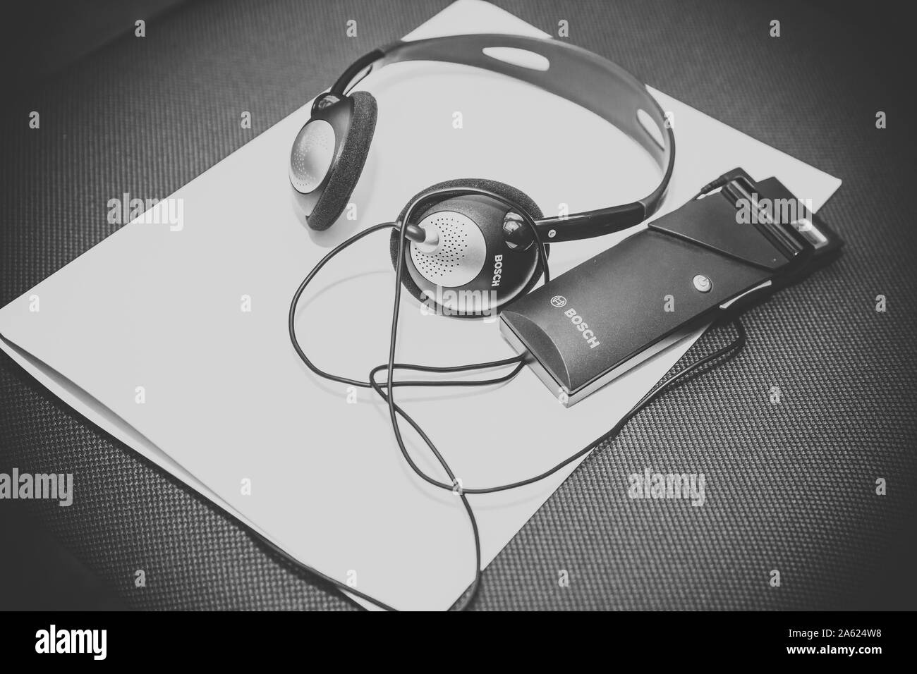 Le cuffie utilizzate per traduzione simultanea impianti di interpretazione simultanea . Un set di cuffie per la traduzione simultanea durante Foto Stock