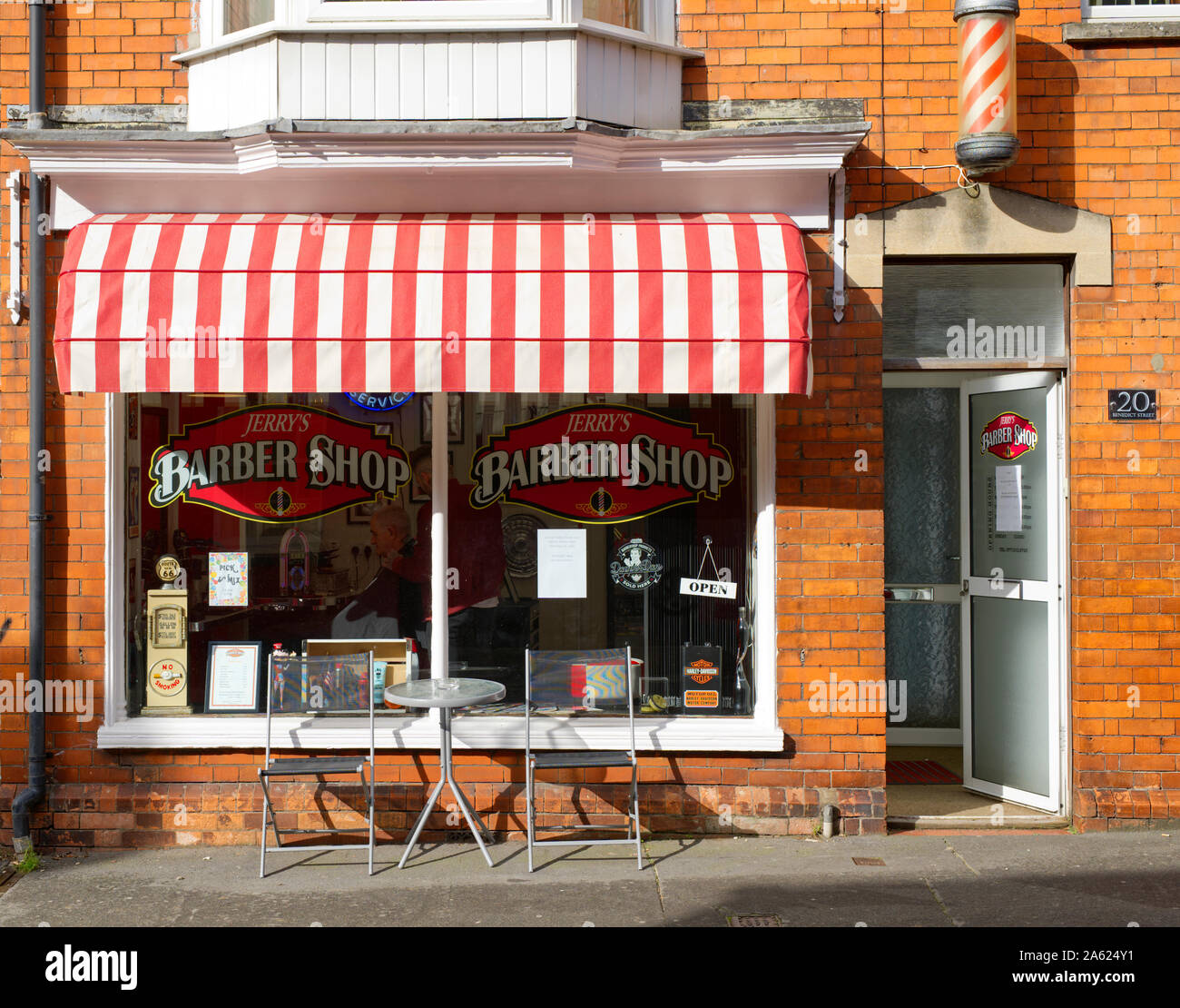 In stile retrò Barber Shop su Benedetto Street a Glastonbury, Somerset, Regno Unito Foto Stock
