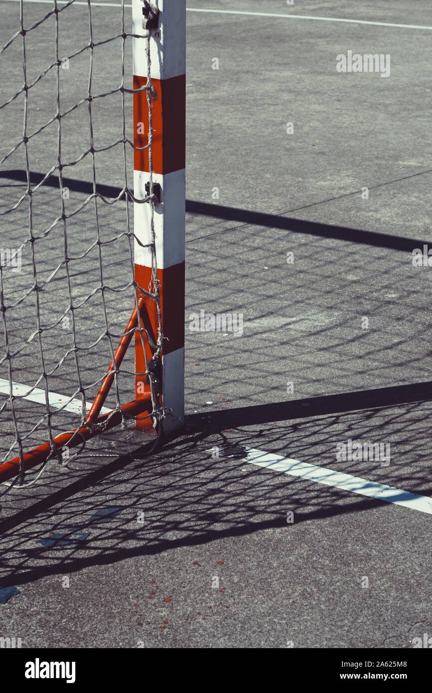 Obiettivo calcio attrezzature sportive sul campo su strada Foto Stock