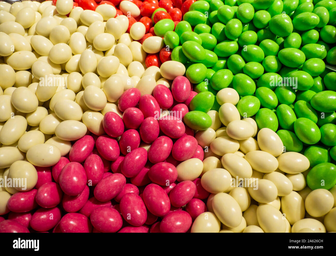 Close up di bocce riempita con una grande selezione di diverso colore caramelle morbide. Verde, Bianco, rosso e rosa caramelle Foto Stock