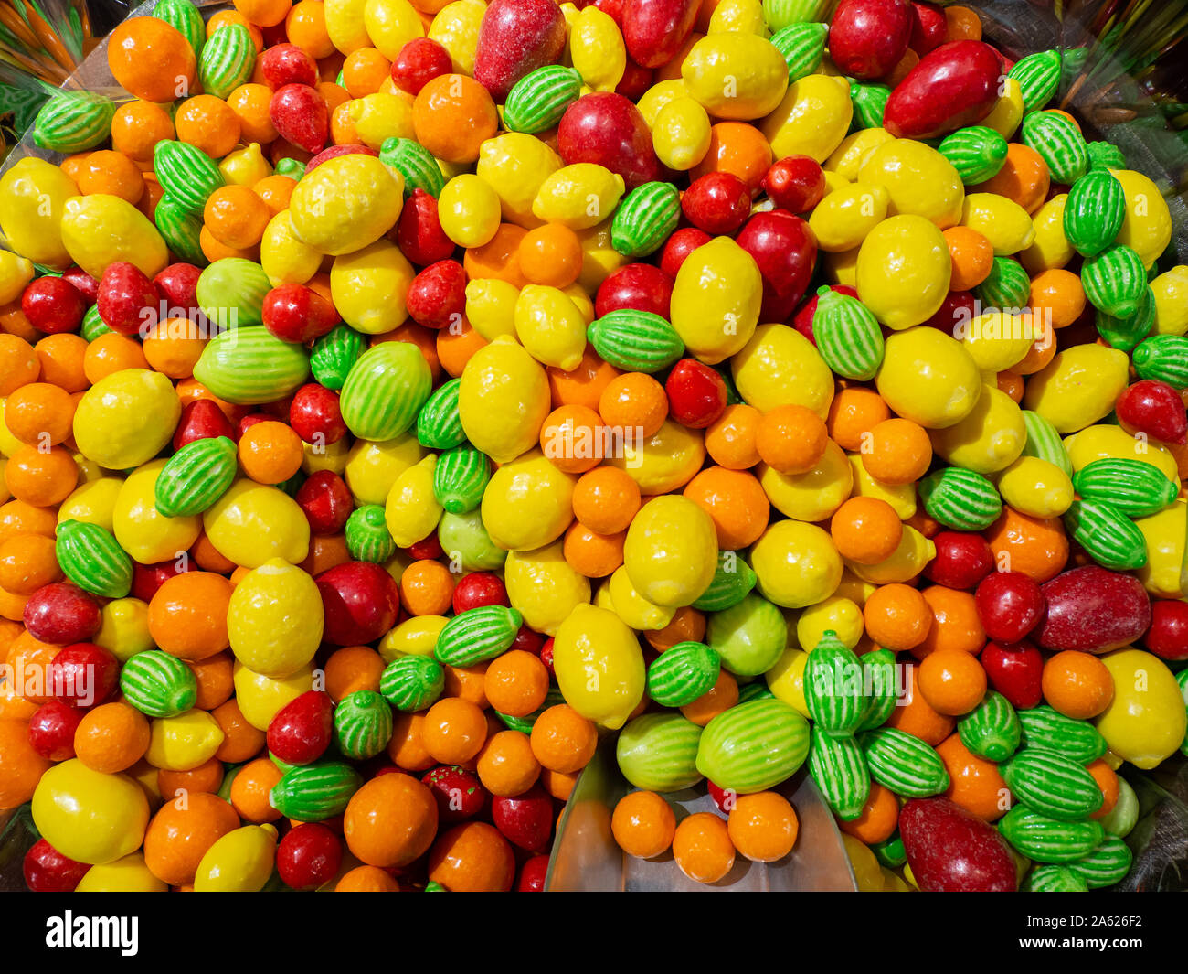 Close up di bocce riempita con una grande selezione di diverso colore caramelle morbide Foto Stock