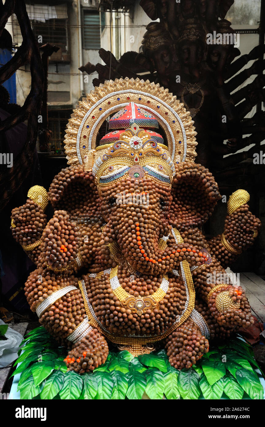 Mumbai, Maharashtra, India, Sud-est asiatico : idoli del signore Ganesh elefante-intitolata dio indù Eco Friendly Ganesha idolo fatto di Betel il dado Foto Stock